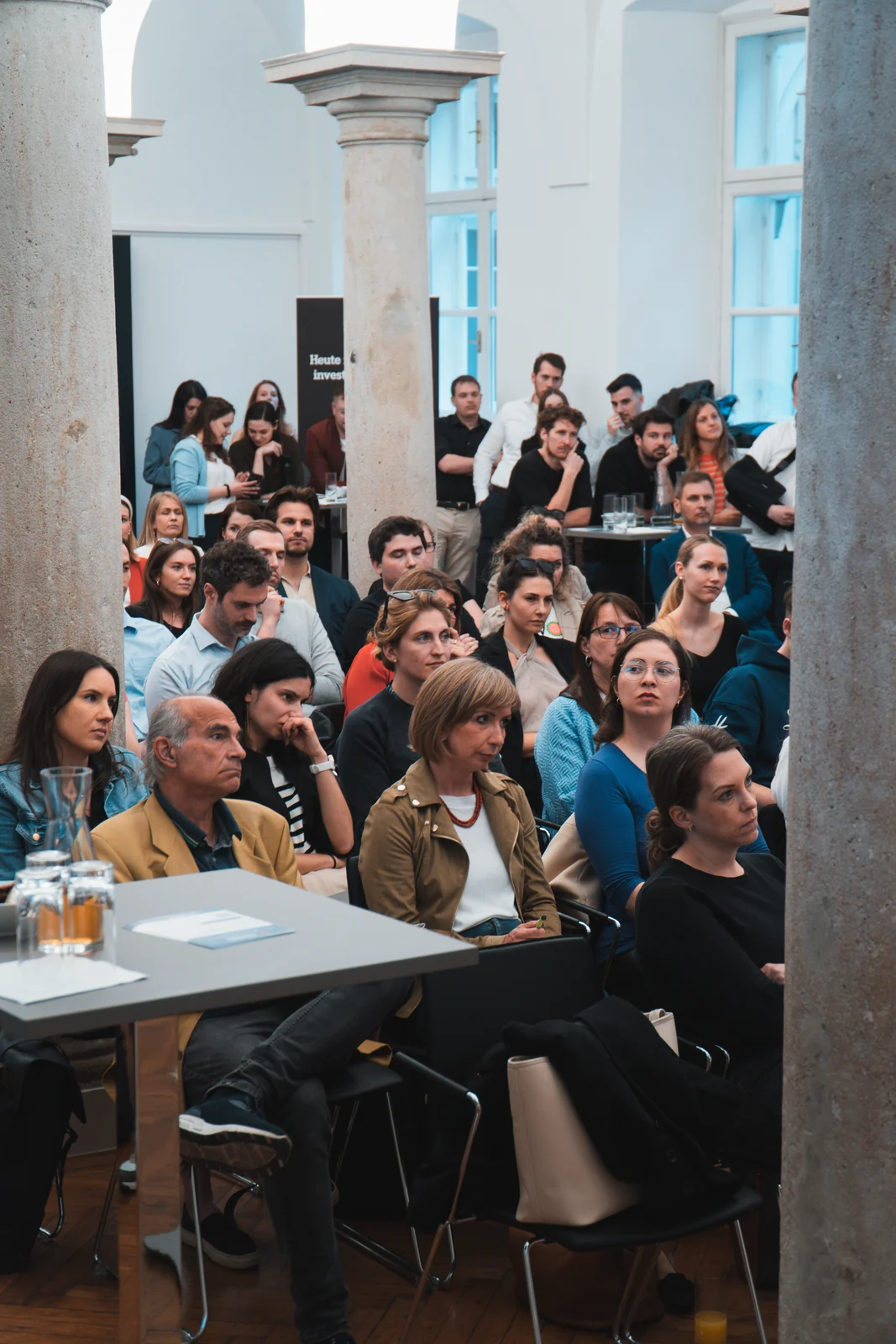 Aufmerksames Publikum bei einer Veranstaltung von WRG Invest