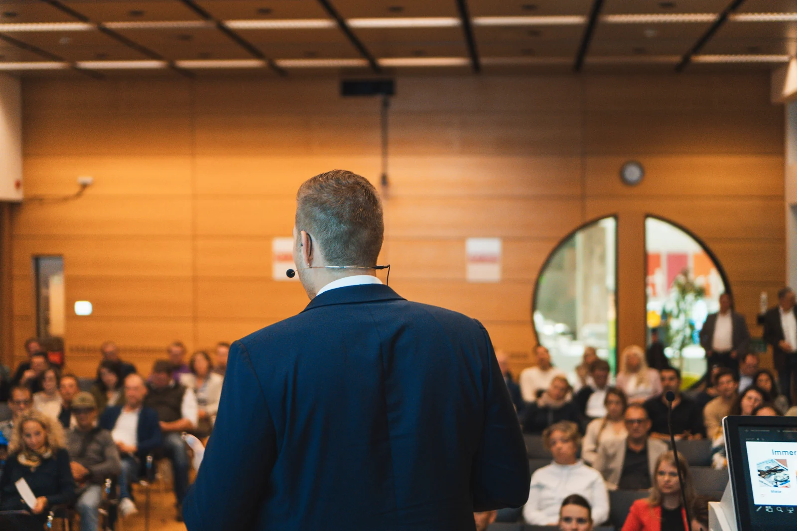 Philipp Genduth spricht vor einem großen Publikum
