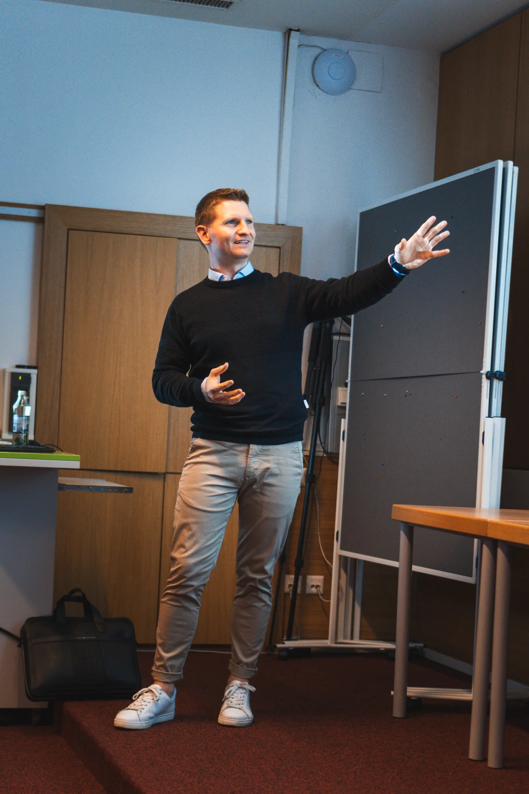 Matthias Reiter bei einem Vortrag zur Finanzbildung